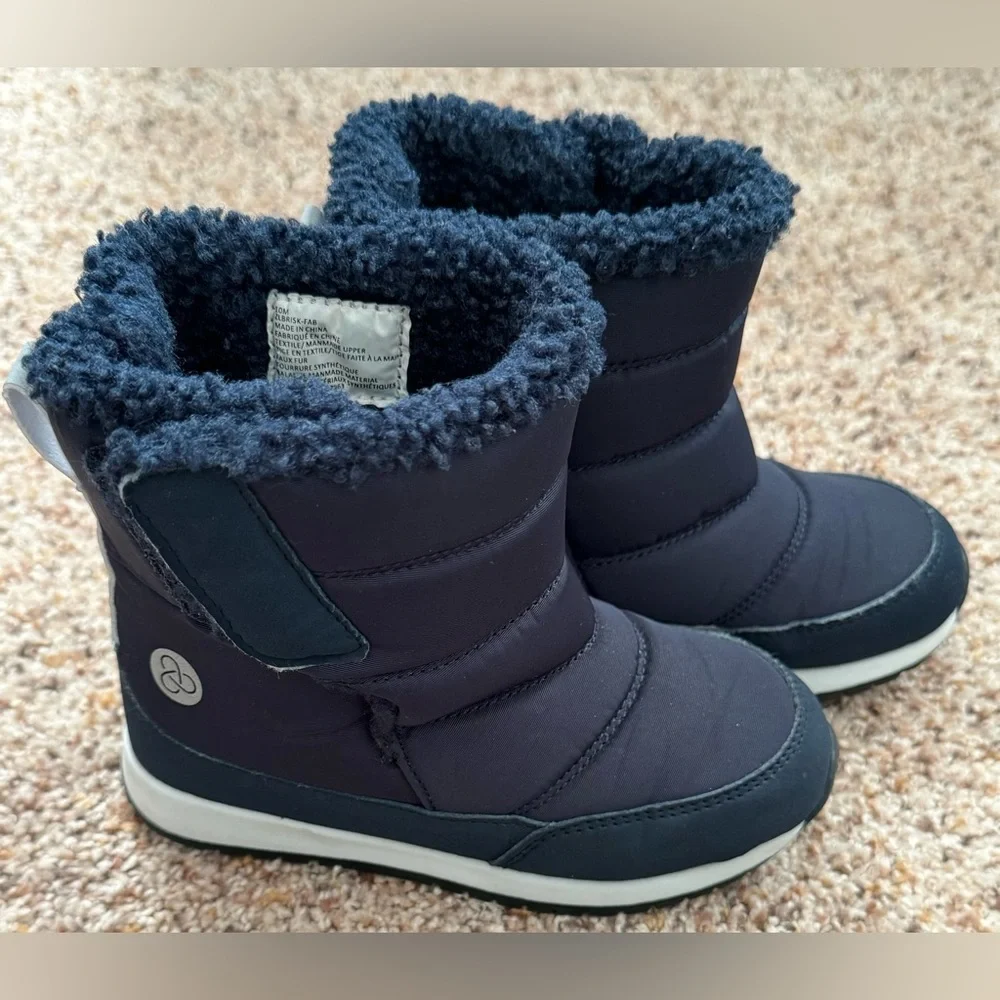EUC / VGUC Size 10M Navy Zella Boy’s' Quilted Fleece Lined Snow Boot